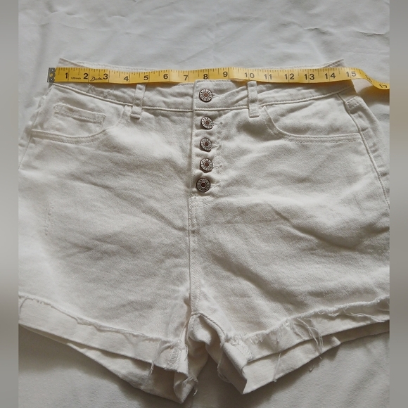Women's Cream Button-Up Shorts‎ - Picture 5 of 12